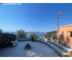 Villa de lujo sobre el mar. Ubicación única.