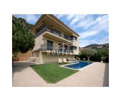 Casa con piscina en Cala Canyelles. Licencia turística.