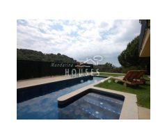 Casa con piscina en Cala Canyelles. Licencia turística.