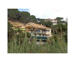 Casa con piscina en Cala Canyelles. Licencia turística.