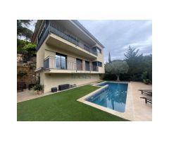 Casa con piscina en Cala Canyelles. Licencia turística.