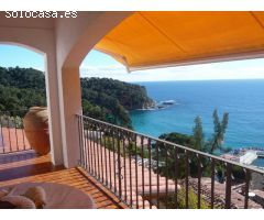 Villa en Cala Canyelles. Vistas al mar y al puerto.