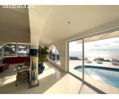 Villa de lujo delante del mar en urbanización privada