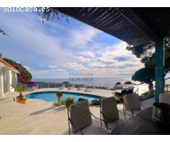 Villa de lujo delante del mar en urbanización privada