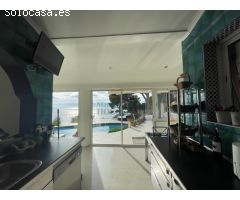 Villa de lujo delante del mar en urbanización privada