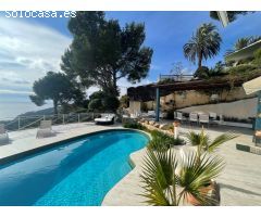 Villa de lujo delante del mar en urbanización privada