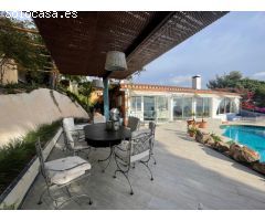 Villa de lujo delante del mar en urbanización privada