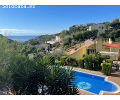 Casa en venta con licencia turística, vista al mar y piscina en Tossa de Mar