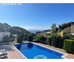 Casa en venta con licencia turística, vista al mar y piscina en Tossa de Mar
