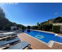 Casa en venta con licencia turística, vista al mar y piscina en Tossa de Mar