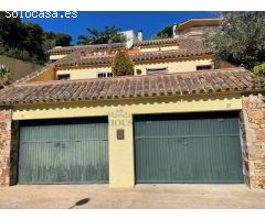 Casa en venta con licencia turística, vista al mar y piscina en Tossa de Mar