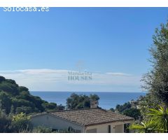 Casa en venta con licencia turística, vista al mar y piscina en Tossa de Mar