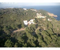Exclusiva parcela a primera línea de mar. Begur.