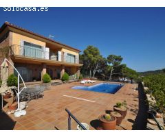 Casa en venta con piscina y garaje
