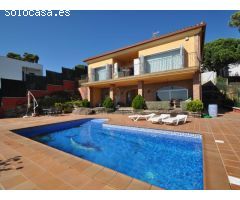 Casa en venta con piscina y garaje