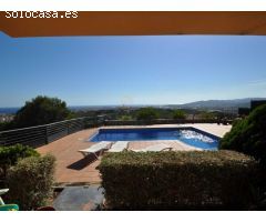 Casa en venta con piscina y garaje