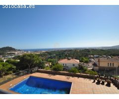 Casa en venta con piscina y garaje