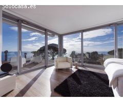 Villa con piscina y vista al mar en Martossa