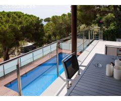 Villa de lujo con piscina y vista a mar. Andando a la playa. Urbanización