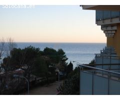Apartamento en la playa con vistas al mar.