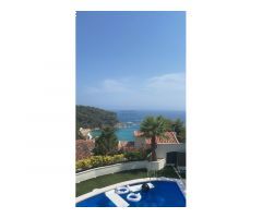 Villa en Cala Canyelles con piscina y vista a mar.