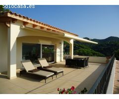 Villa en Cala Canyelles con piscina y vista a mar.