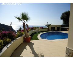 Villa en Cala Canyelles con piscina y vista a mar.