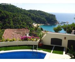 Villa en Cala Canyelles con piscina y vista a mar.