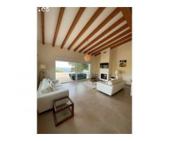 Villa en Cala Canyelles con piscina y vista a mar.