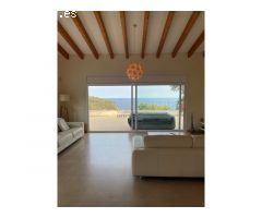 Villa en Cala Canyelles con piscina y vista a mar.