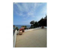Villa en Cala Canyelles con piscina y vista a mar.