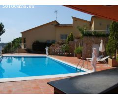 Oportunidad. Villa en venta caminando a 800 m de la cala Canyelles.