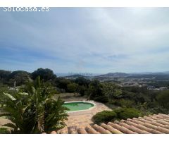 Villa con vista a mar y jardín plano.