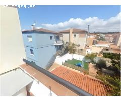 ¡Oportunidad única en Segur de Calafell! Ático dúplex con terraza privada y dos