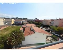 ¡Oportunidad única en Segur de Calafell! Ático dúplex con terraza privada y dos
