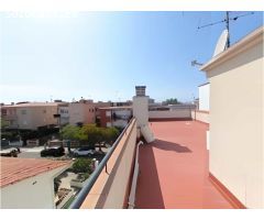 ¡Oportunidad única en Segur de Calafell! Ático dúplex con terraza privada y dos