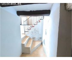 Oportunidad Inmobiliaria en Centre Vila: Casa Histórica con Inquilino y