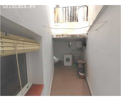 Oportunidad Inmobiliaria en Centre Vila: Casa Histórica con Inquilino y