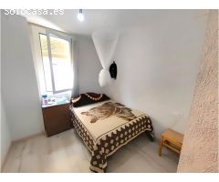 Oportunidad Inmobiliaria en Centre Vila: Casa Histórica con Inquilino y