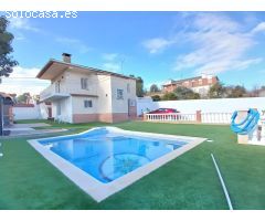 Chalet independiente con piscina y jardín en Costa Cunit - ¡Renovado y listo