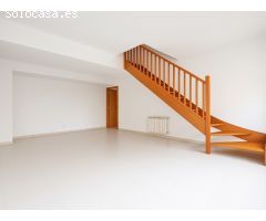 Ático dúplex con terraza, piscina y vistas en Santa Margarida i els Monjos -