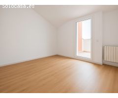 Ático dúplex con terraza, piscina y vistas en Santa Margarida i els Monjos -