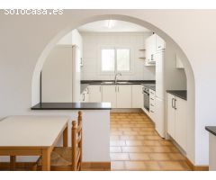 Amplia casa con jardín y piscina en pleno corazón de Guardiola de Font-Rubí