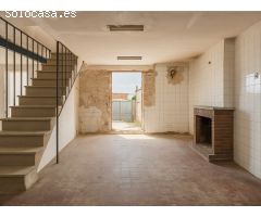 Gran Casa a Reformar con Jardín en La Granada - ¡Potencial Increíble!