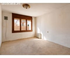Gran Casa a Reformar con Jardín en La Granada - ¡Potencial Increíble!