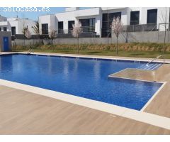 Casa esquinera seminueva con jardín privado, solárium y piscina en Moli den