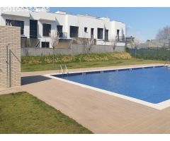 Casa esquinera seminueva con jardín privado, solárium y piscina en Moli den