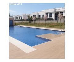 Casa esquinera seminueva con jardín privado, solárium y piscina en Moli den