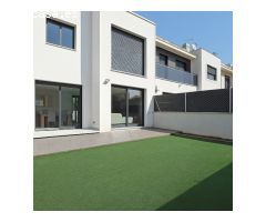 Casa esquinera seminueva con jardín privado, solárium y piscina en Moli den