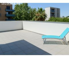 Casa esquinera seminueva con jardín privado, solárium y piscina en Moli den